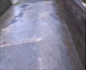 Секс с подругой на мосту небольшой реки